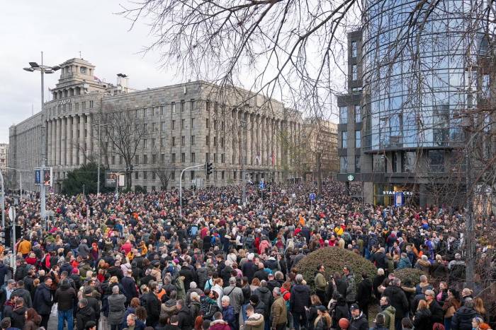 Sırbistan’da Seçim Protestoları Sürüyor: Binlerce Kişi Seçimlerin Tekrarını İstedi