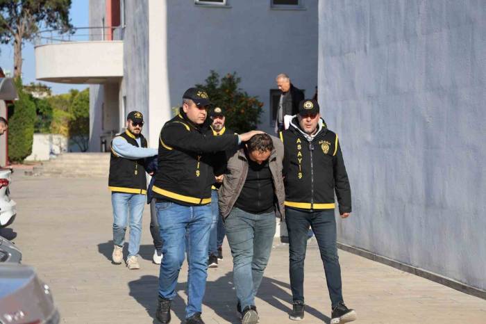 Taksinin Bagajından Hafif Makineli Tüfek Ve 2 Ruhsatsız Silah Çıktı