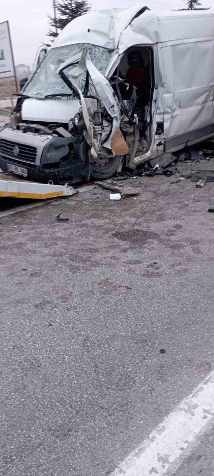 Lastiği Patlayan Kamyonete Arkadan Gelen Kamyonet Çarptı