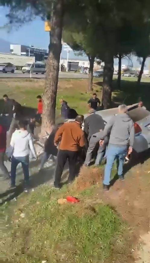 Vatandaşların Kazada Yaralanan Kardeşleri Hayatta Tutma Çabası Yeterli Olmadı