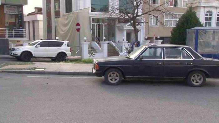 Ataşehir’de Otomobilin Camlarına Kaldırım Taşı İle Defalarca Vurdu