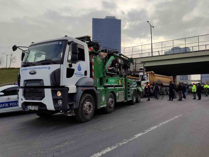 Basın Ekspres Yolu’nda Zincirleme Kaza: Hafriyatlar Yola Saçıldı