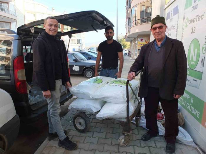 Burhaniye’de Yağmurlardan Sonra Gübre Satışları Arttı