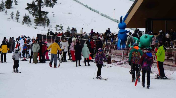 Kartalkaya’da Tatilciler Pistleri Doldurdu