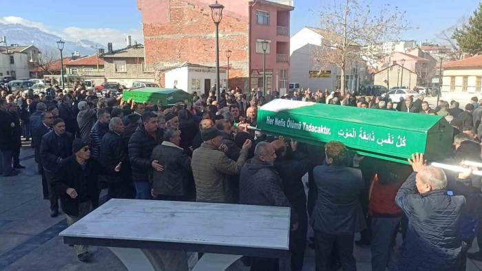 Konya’da Eski Kocası Tarafından Öldürülen Kadın Ve Kızı Toprağa Verildi