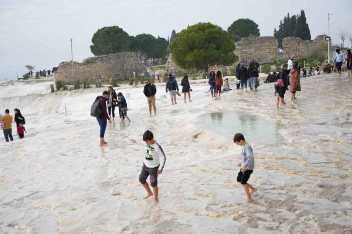 Pamukkale Yılın Son Gününde Yine Göz Kamaştırıyor