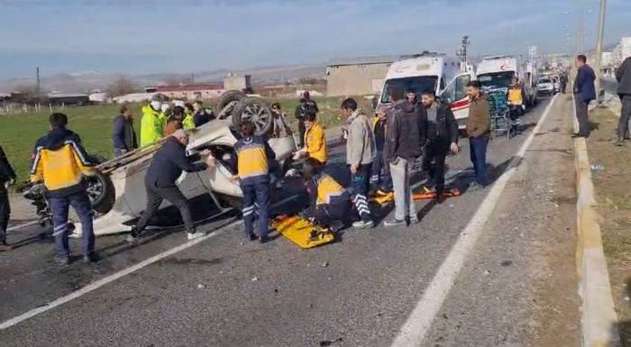 Diyarbakır’da Hafriyat Kamyonu Otomobille Çarpıştı: 1’i Ağır 3 Yaralı