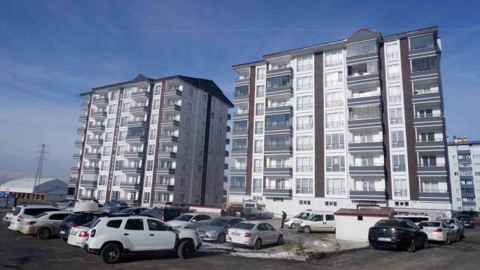 Kadın Apartmanın 4. Katından Düştü