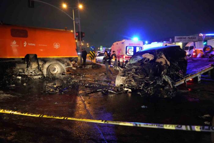 Esenyurt’ta Katliam Gibi Kazada Kırmızı Işıkta Geçen Cip, Yol Temizleme Aracına Çarptı: 2 Ölü, 2 Yaralı