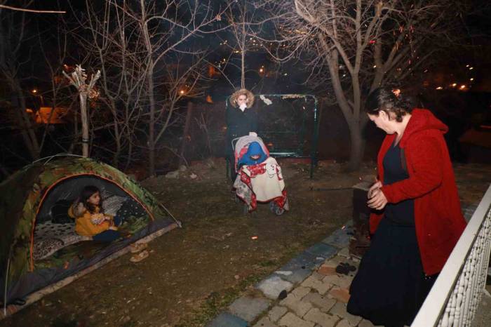 Hakkarililer Yeni Yıl Akşamını Dışarıda Geçiriyor