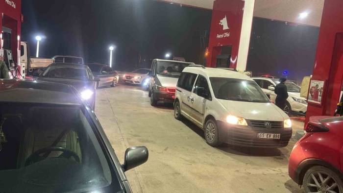 Yüksekova’da Deprem Sonrası Akaryakıt İstasyonlarında Kuyruk Oluştu