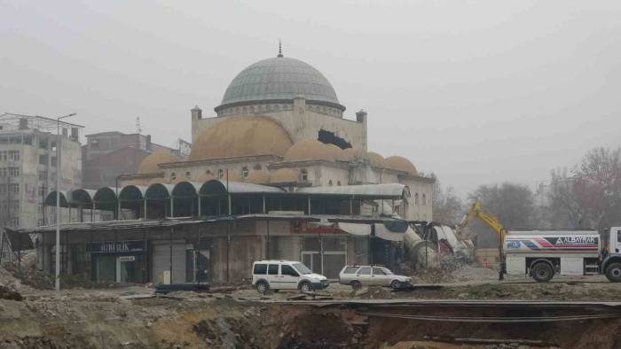 Malatya’nın Sembol Yapılarından Söğütlü Camii’nde Yıkım Başladı