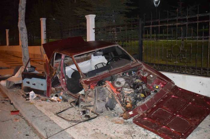 Karşı Şeride Geçip Duvara Çarpan Araç Hurdaya Döndü: 1 Yaralı