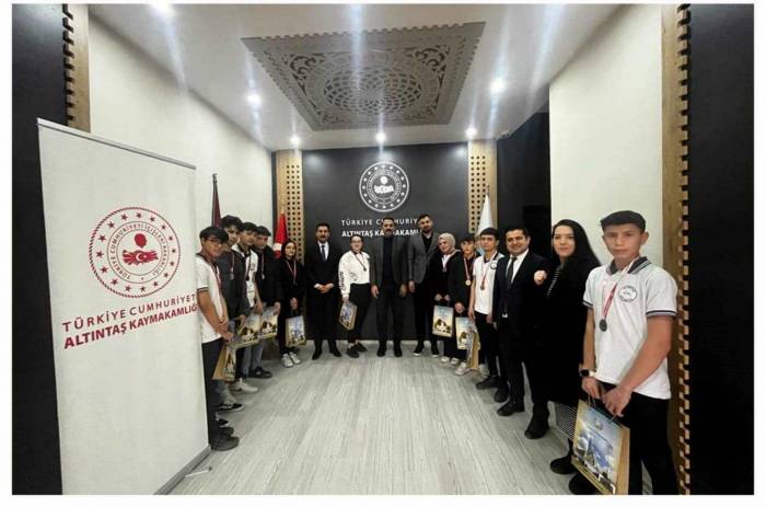 Kaymakamı Bozoğlan, Spor Müsabakalarında Dereceye Giren Öğrencileri Ödüllendirdi