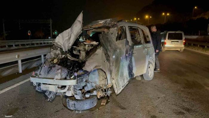 Takla Atan Hafifi Ticari Araç Hurdaya Döndü: 1’i Çocuk 7 Yaralı