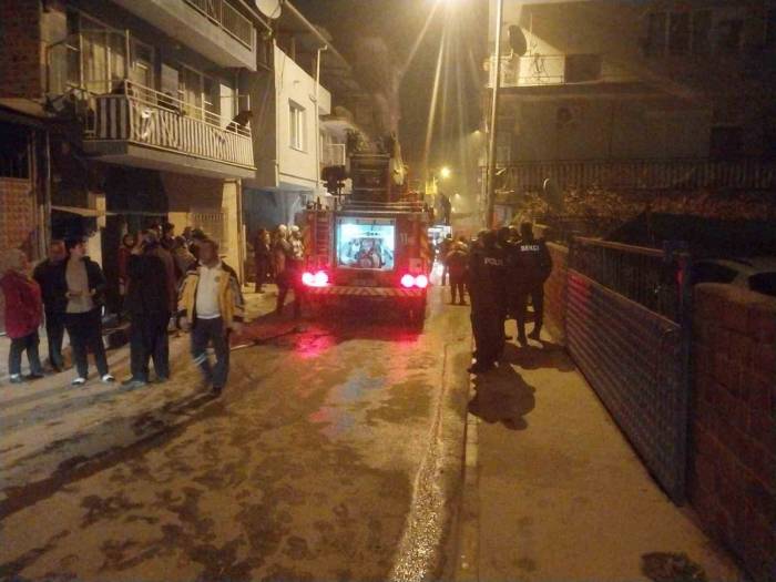 Manisa’da Devrilen Sobadan Yangın Çıktı