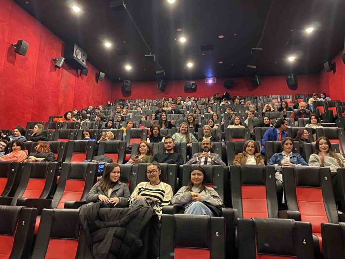 Üniversite Öğrencileri, ‘Aybüke: Öğretmen Oldum Ben’ Filmini İzledi