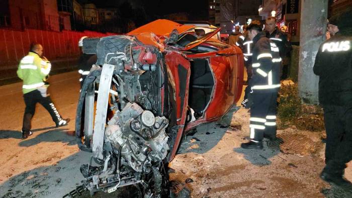 Otomobil Beton Direğe Çarptı: 2 Yaralı