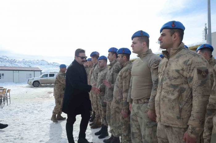 Beytüşşebap Kaymakamı Ülkü, Kato Dağı’nda Mehmetçikle Bir Araya Geldi