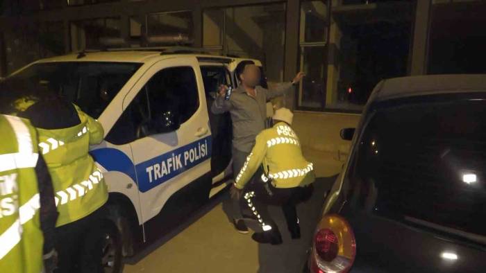 Bursa’da Yılbaşı Gecesi Lüks Aracıyla Polise Yakalandı