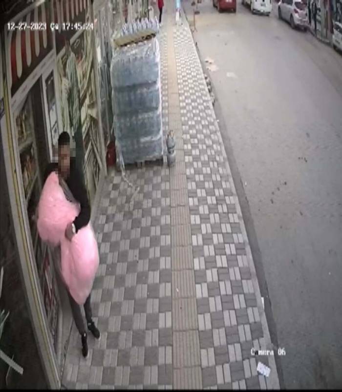 Girdiği Marketten Oyuncak Ayıyı Böyle Çaldı