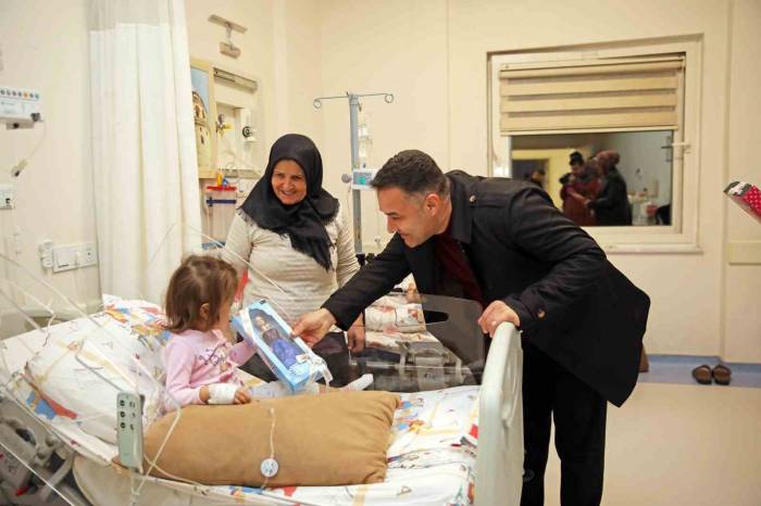 Başkan Yücel Yeni Yılda Sağlık Çalışanlarını Ve Kolluk Kuvvetlerini Unutmadı