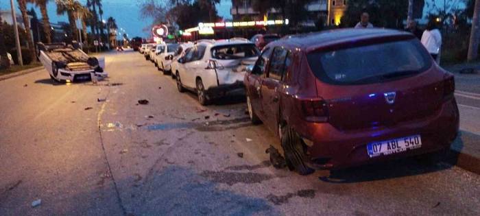 Park Halindeki Araçlara Çarptıktan Sonra Takla Atan Otomobilden Çıkan Sürücü Kaçtı
