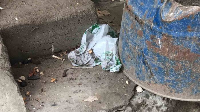 Seyyar Satıcı Yediği Çekirdeklerin Kabuklarını En Yakın Çöp Kutusuna Kadar Cebinde Taşıyor