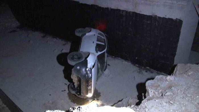 Bursa’da Otomobil 4 Metre Yükseklikten Dereye Uçtu