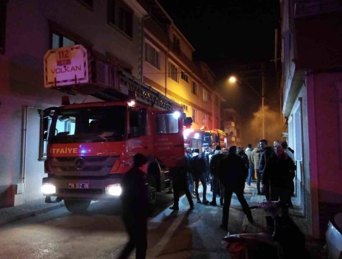 Yangında Mahsur Kalan Genci İtfaiye Ekipleri Kurtardı
