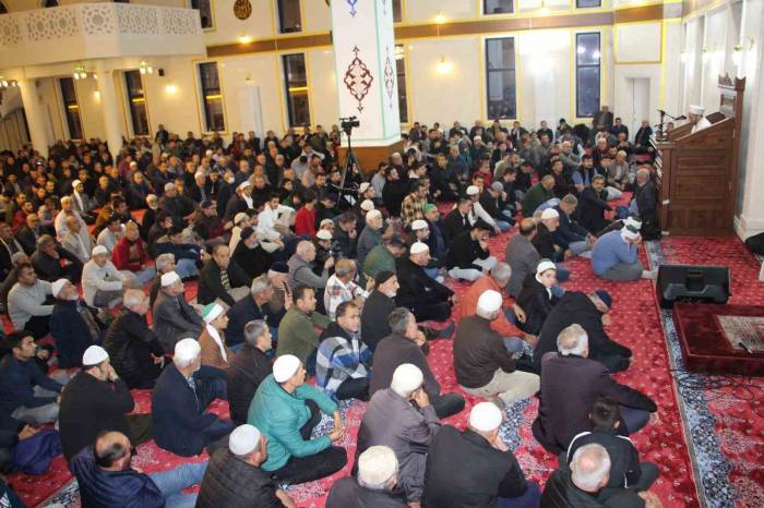 Kumluca’da Yılbaşı Akşamı Kur’an Ziyafeti Ve Şehitlere Dua Gecesi Düzenlendi