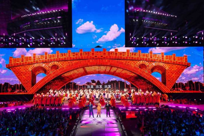 Çin’de Yeni Yıl Işıltılı Kutlamalarla Karşılandı