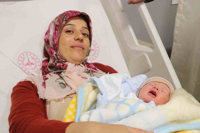 Yeni Yılın İlk Bebeği Hatay’da Dünyaya Geldi