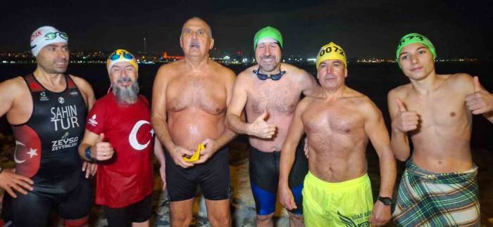 Yeni Yılı Denize Girerek Karşıladılar: “Gazze’nin Yanındayız” Mesajı Verdiler