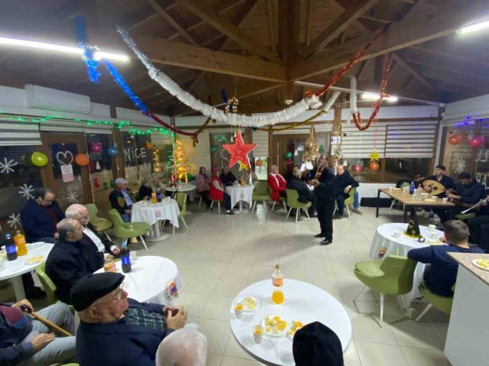 Gemlik Belediyesi Yaşlı Konuk Evinde Yılbaşı Sevinci