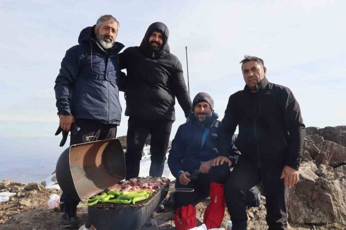 Yılın Son Gününde 2 Bin 550 Rakımda Mangal Keyfi