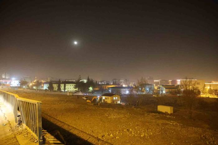 Yılbaşı Gecesi Enkaz Alanlarında Sessizlik