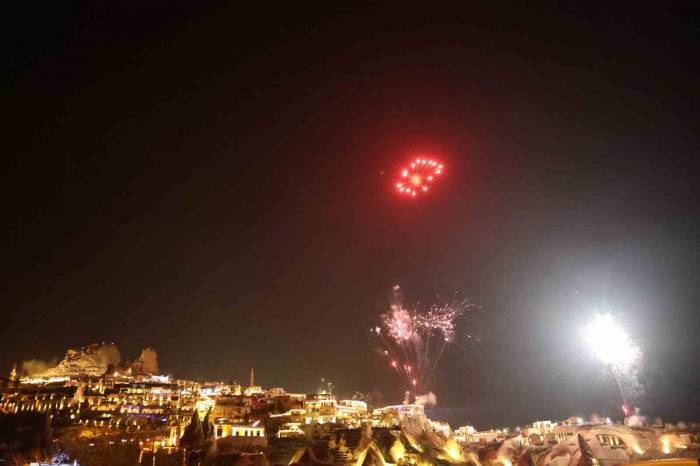 Kapadokya Yeni Yıla Havai Fişek Gösterileri İle Girdi