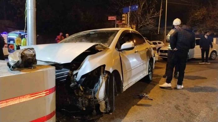Kartal’da 2 Araç Kafa Kafaya Çarpıştı