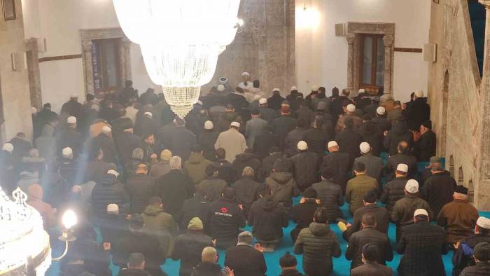 2024 Yılının İlk Sabahında Aileler Camilere Akın Etti