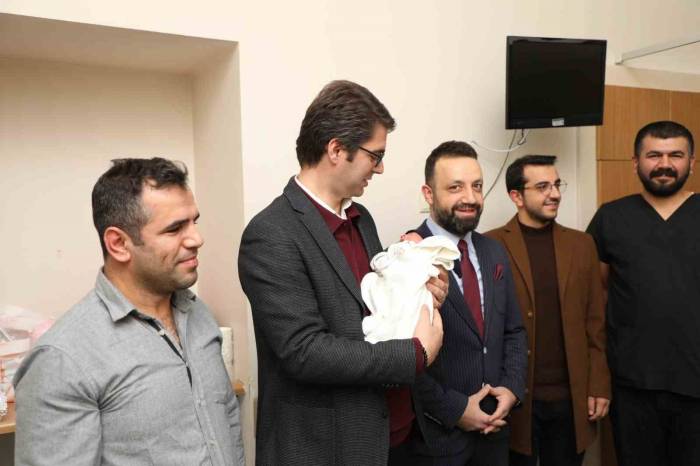 Erciş’te 2024’ün İlk Bebeği Dünyaya Geldi