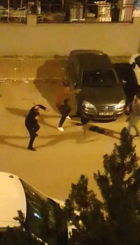 Otomobillerine Zarar Veren Adama Kırdığı Silecekle Meydan Dayağı