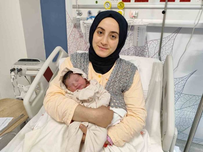 Kocaeli’de 2024’ün İlk Bebeği ‘Aybike’ Oldu