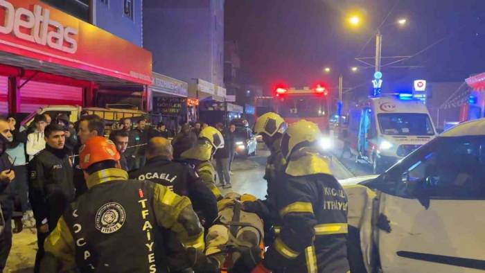 Yeni Yılın İlk Dakikalarında Feci Kaza: Aracın Altında Kalan Motosikletliyi Vatandaşlar Kurtardı
