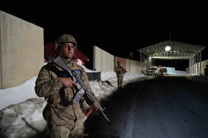 Muş’ta Güvenlik Güçleri Yeni Yıla Dondurucu Soğukta Elleri Tetikte Girdi