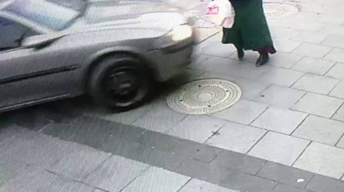Alkollü Şahsın Kullandığı Otomobil Kaldırımdaki Kadına Böyle Çarpmış