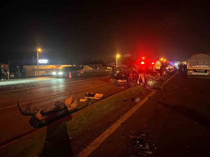 Sakarya’da Kamyonla Çarpışan Otomobil Hurdaya Döndü: 2 Ölü