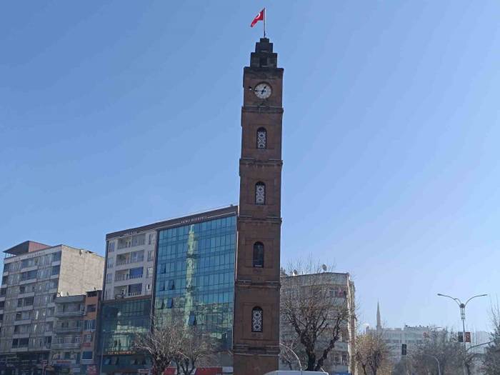Siirt’te 1000 Yıllık Saat 5 Yıl Aradan Sonra Yeniden Çalıştırıldı
