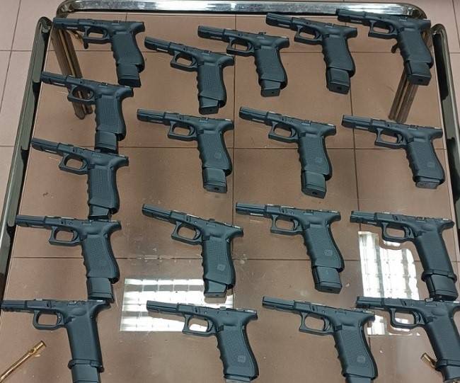 Türk Vatandaşının Aracında Sınırda 18 Tabanca Ele Geçirildi
