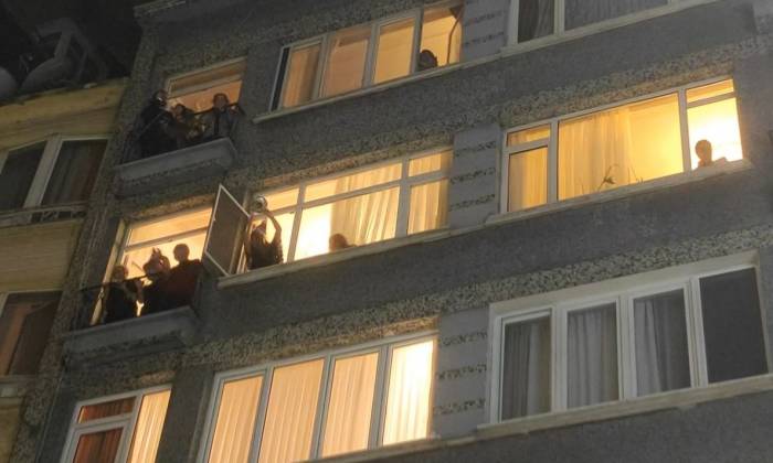 Kurtuluş Sakinleri Yeni Yılı Yine Tencere Ve Tava Çalarak Karşıladı